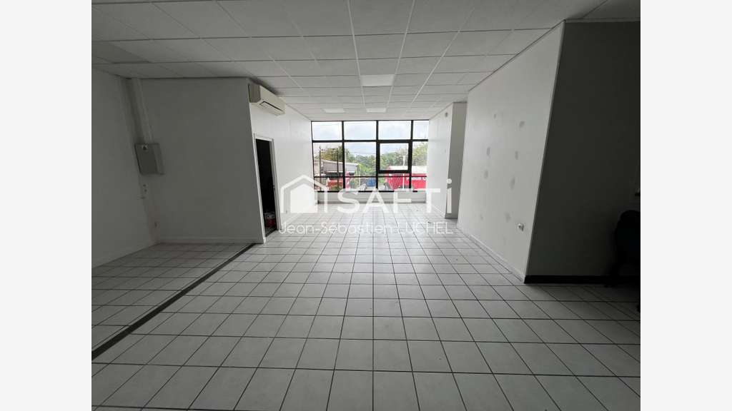 Loue local cial de 88m² au 1er étage au Lamentin