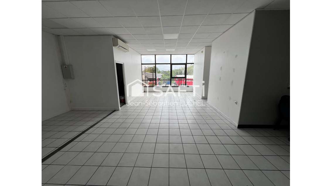 Local commercial de 88 m2 avec vitrine
