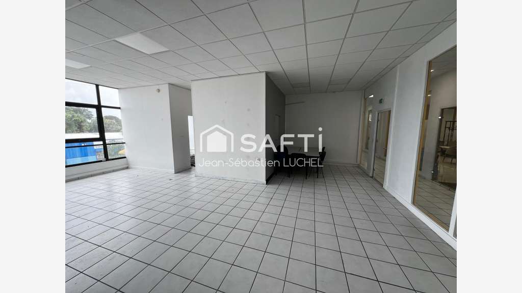 Loue local cial de 88m² au 1er étage au Lamentin