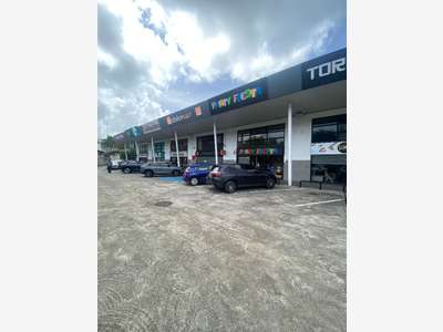 LOCAL COMERCIAL 260 m2, Le Lamentin, propre.