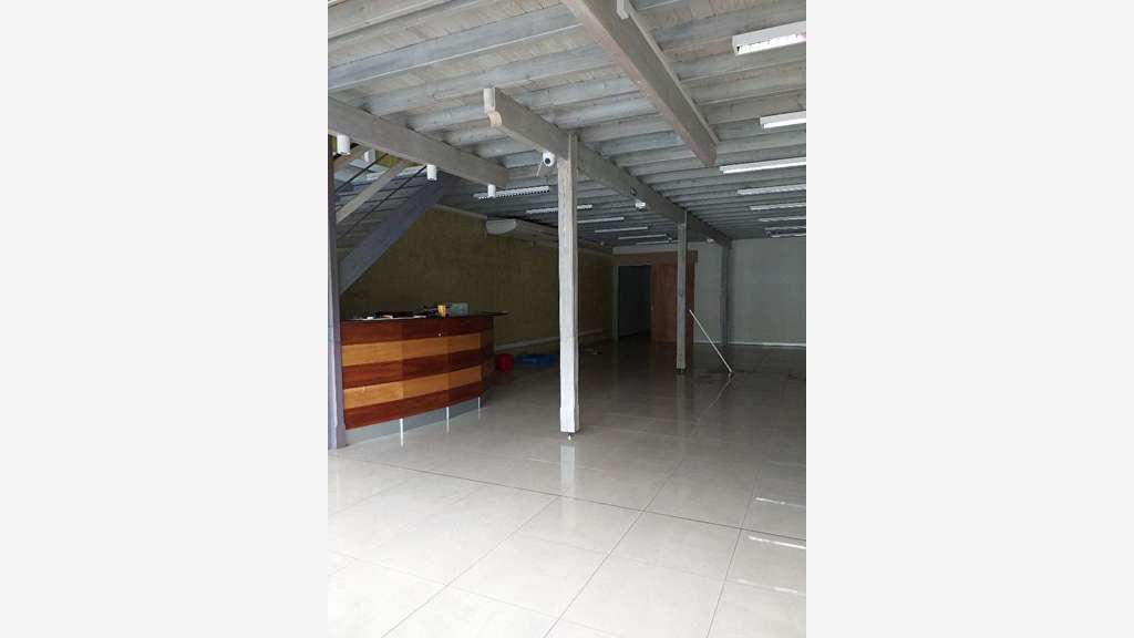 LOCAL COMERCIAL 260 m2, Le Lamentin, propre.