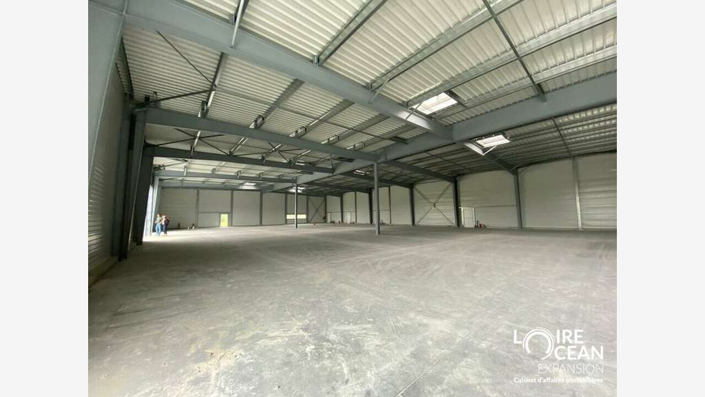 A louer cellule de 406m² Le Loroux-Bottereau