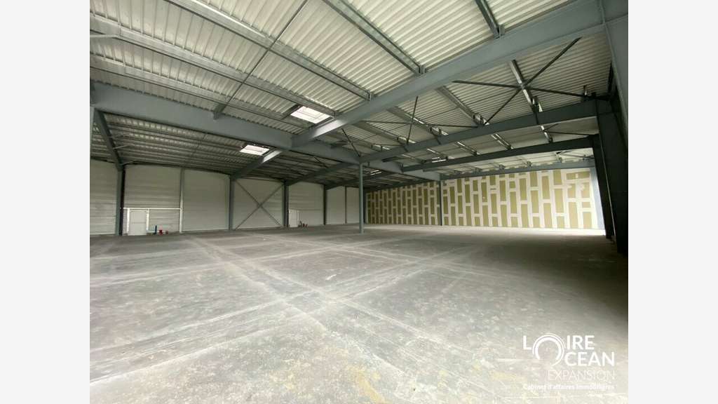 A louer cellule de 406m² Le Loroux-Bottereau