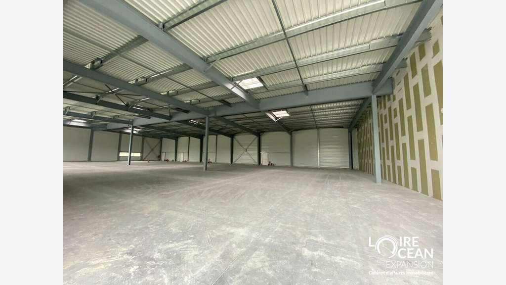 A louer cellule de 406m² Le Loroux-Bottereau