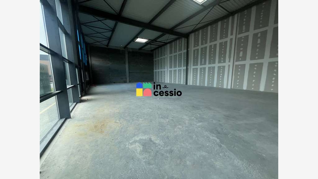 A louer cellule commerciale 300m² Le Mans Sud