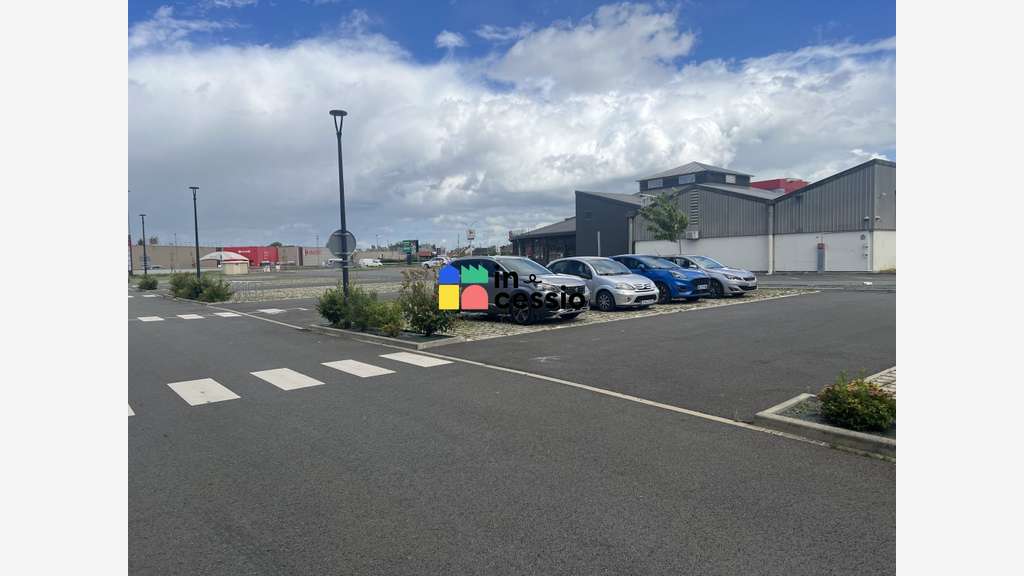 A louer cellule commerciale 300m² Le Mans Sud