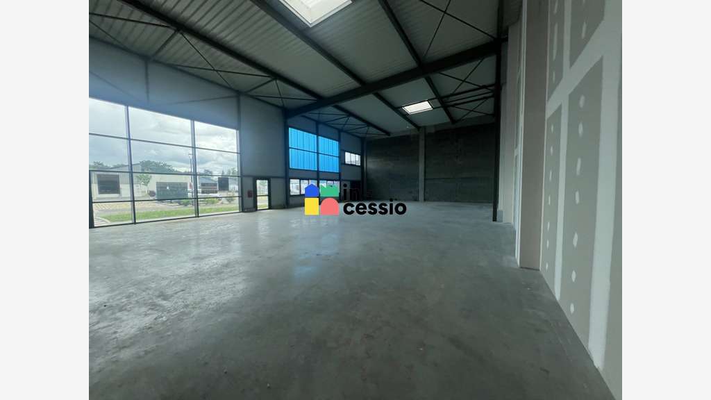 A louer cellule commerciale 300m² Le Mans Sud