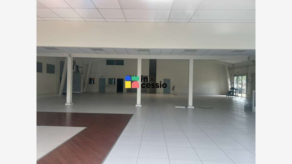 Loue 1950m² Le Mans Sud emplacement commercial N°1