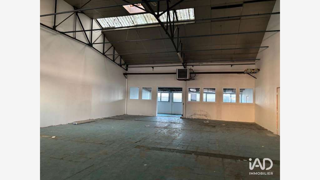 Local commercial à Le Mesnil-Saint-Denis