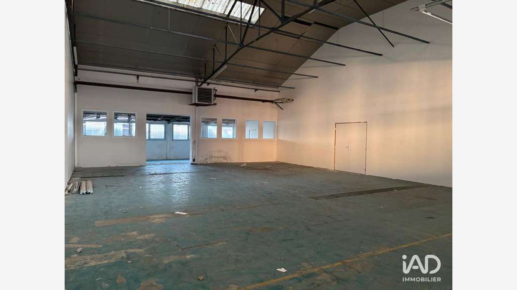 Local commercial à Le Mesnil-Saint-Denis
