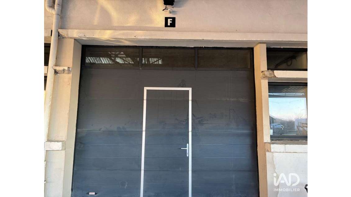 Local commercial à Le Mesnil-Saint-Denis