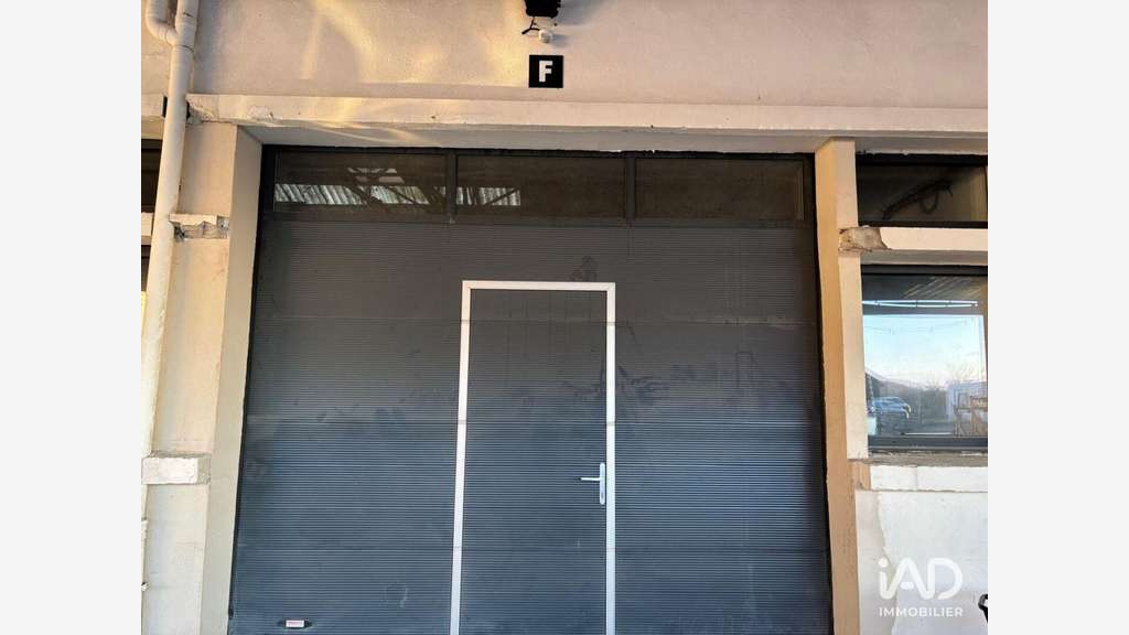 Local commercial à Le Mesnil-Saint-Denis