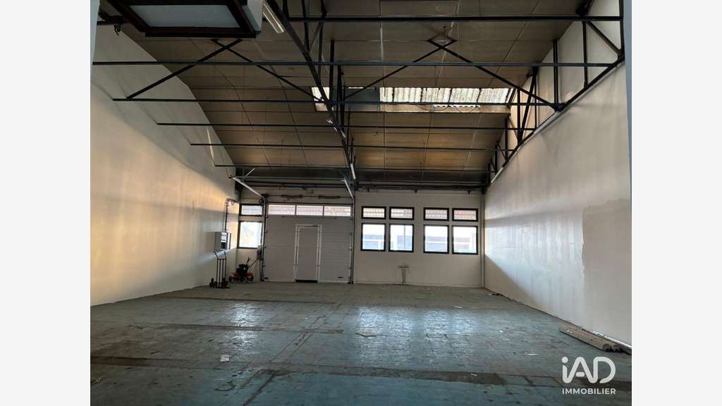 Local commercial à Le Mesnil-Saint-Denis
