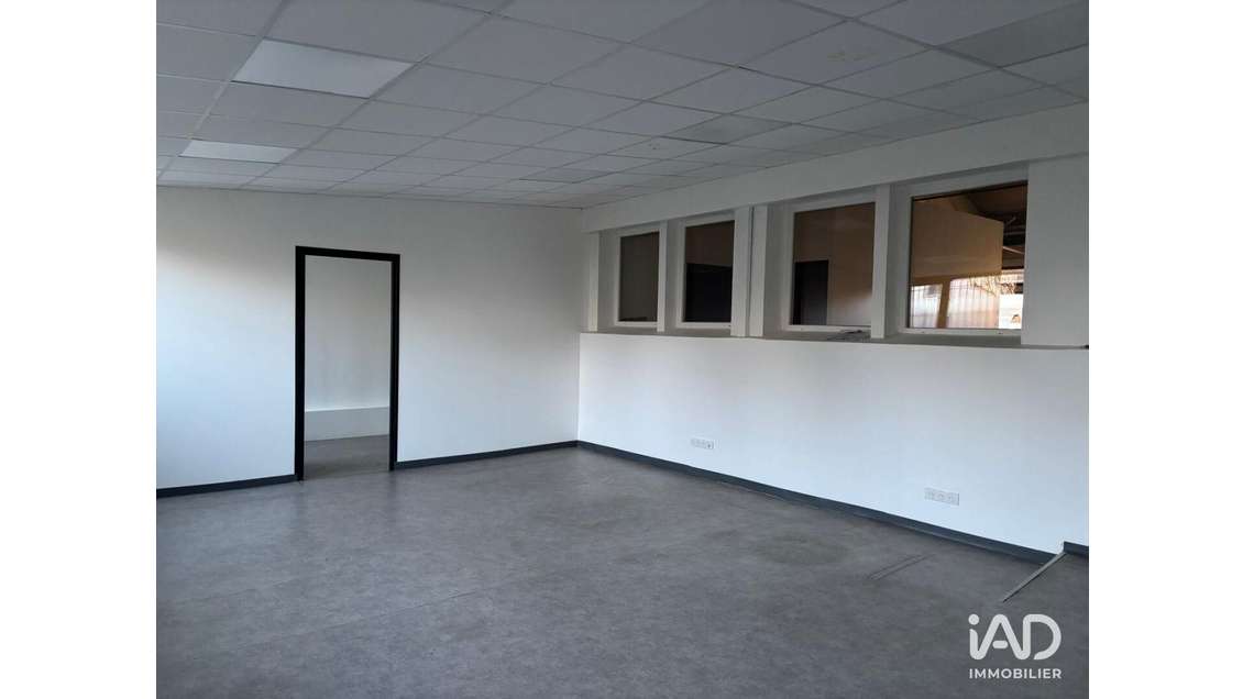 Local commercial à Le Mesnil-Saint-Denis