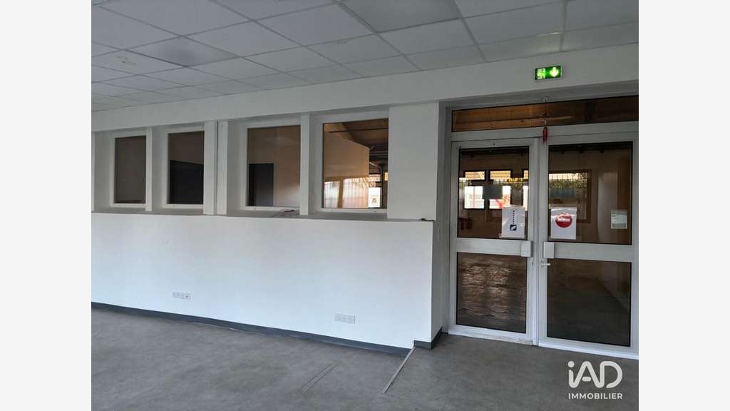 Local commercial à Le Mesnil-Saint-Denis