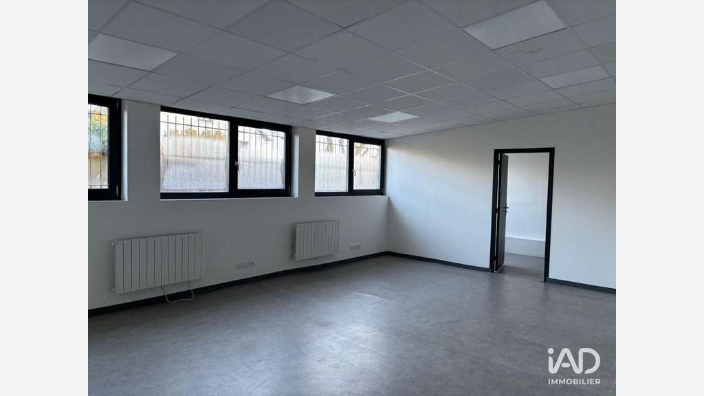 Local commercial à Le Mesnil-Saint-Denis
