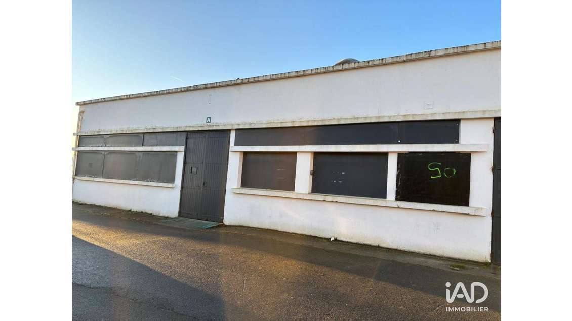 Local commercial à Le Mesnil-Saint-Denis