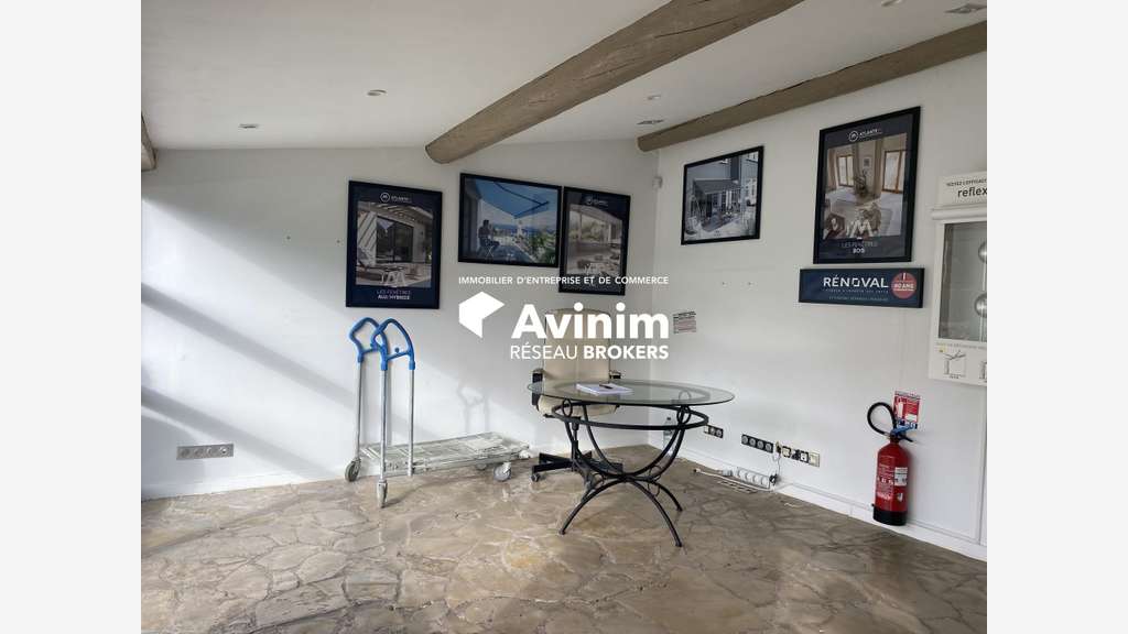 Local commercial 220m² avec 1700m² de cour - RN7
