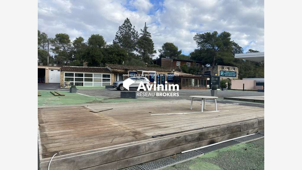 Local commercial 220m² avec 1700m² de cour - RN7