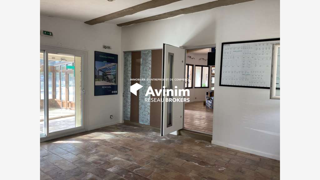 Local commercial 220m² avec 1700m² de cour - RN7