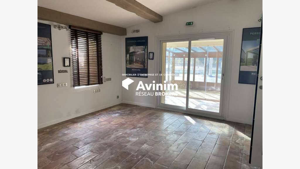 Local commercial 220m² avec 1700m² de cour - RN7