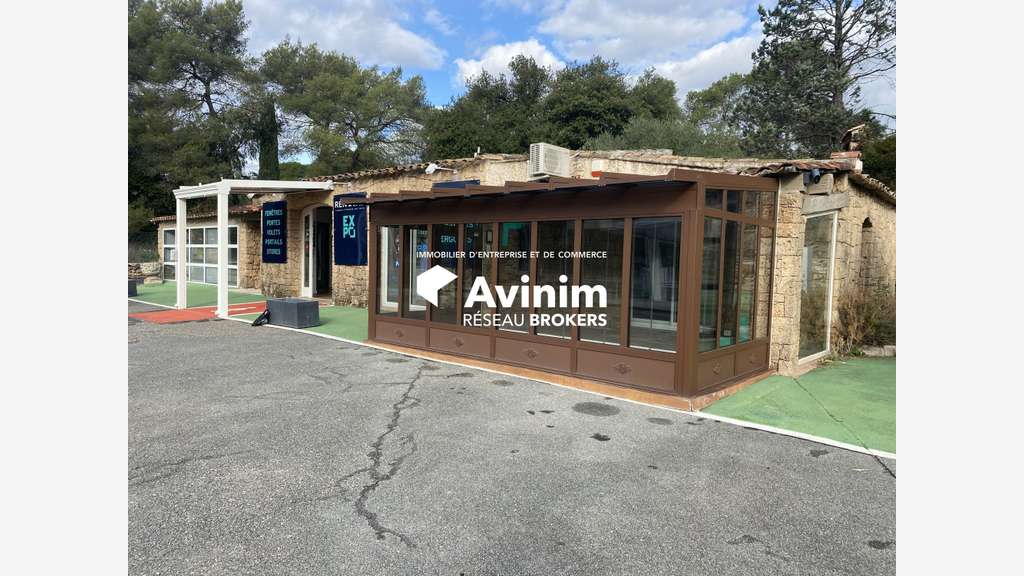 Local commercial 220m² avec 1700m² de cour - RN7