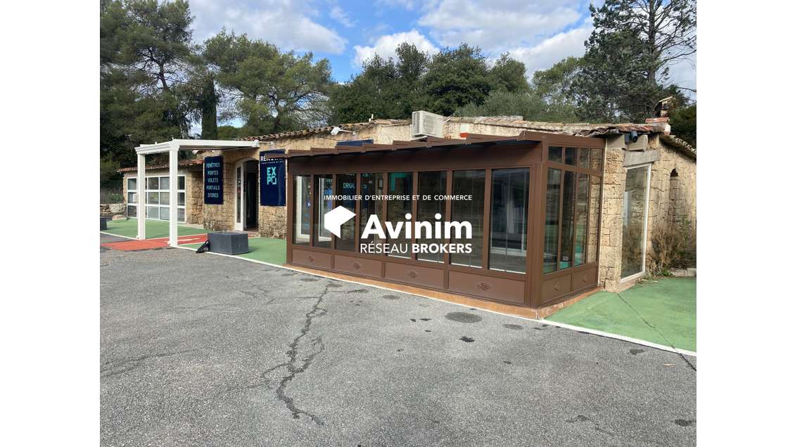 Local commercial de 220m² avec 1700m² de cour
