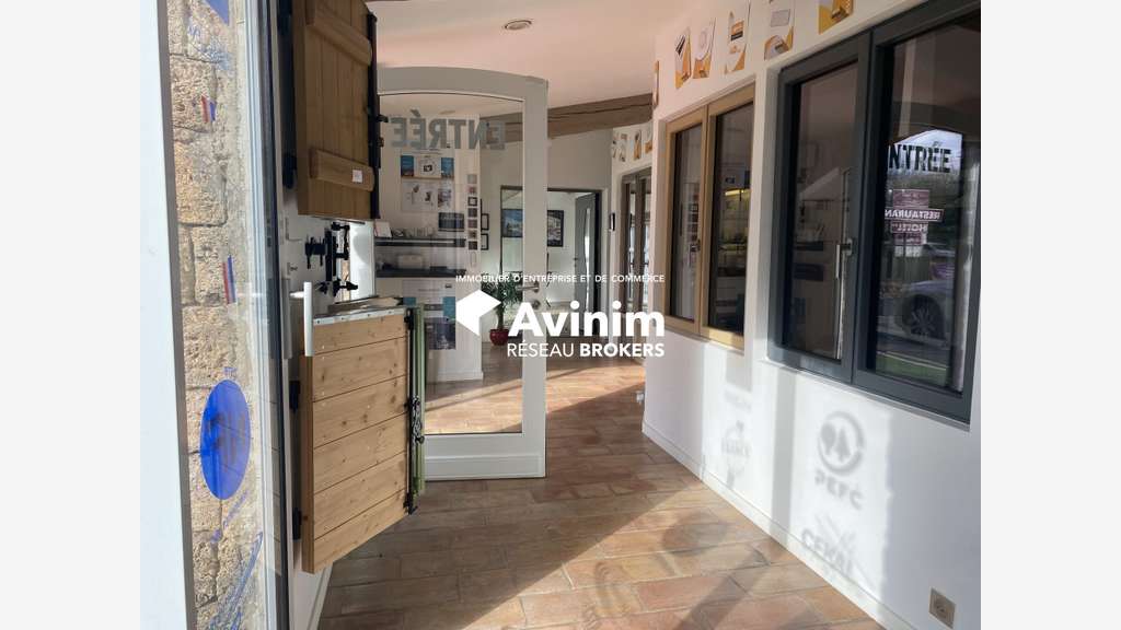 Local commercial 220m² avec 1700m² de cour - RN7