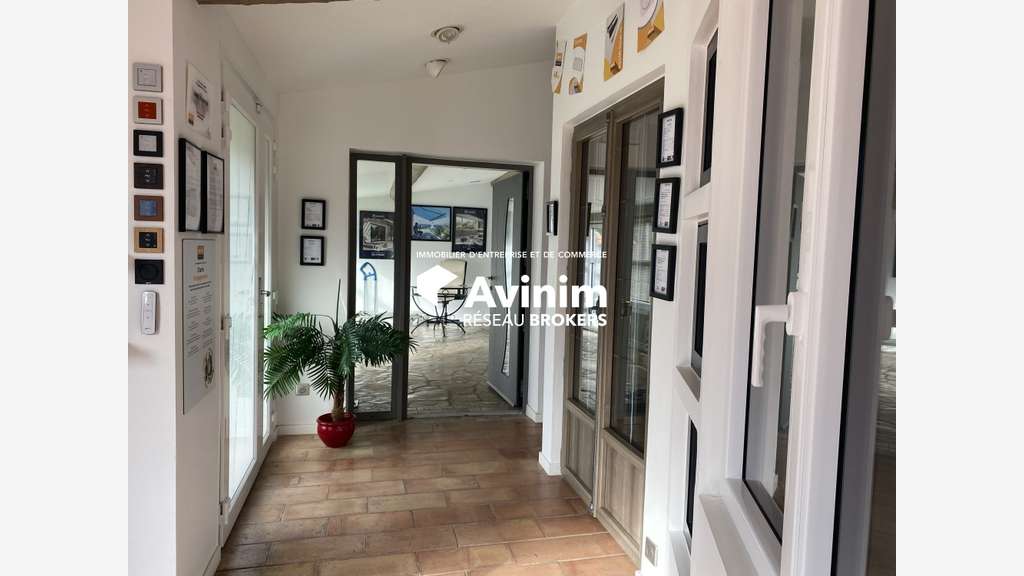 Local commercial 220m² avec 1700m² de cour - RN7