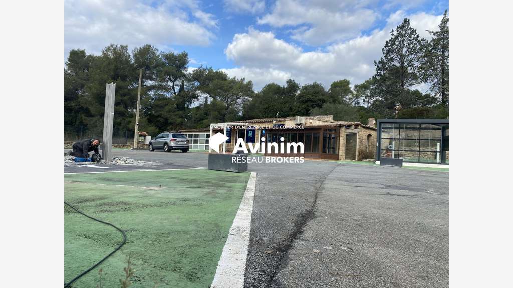 Local commercial 220m² avec 1700m² de cour - RN7