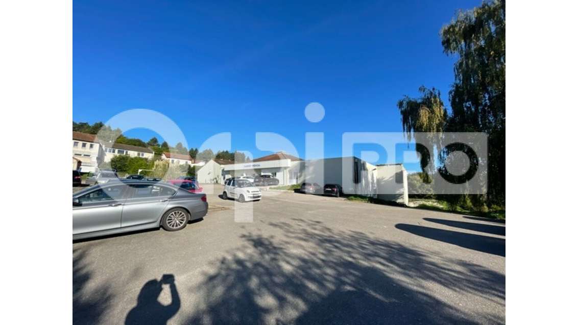 A louer local commercial 216m² Le Palais/Vienne