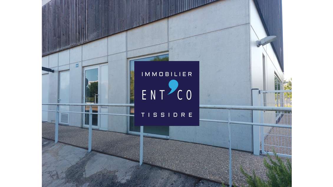 A louer local commercial 190m² Le Passage acc PMR
