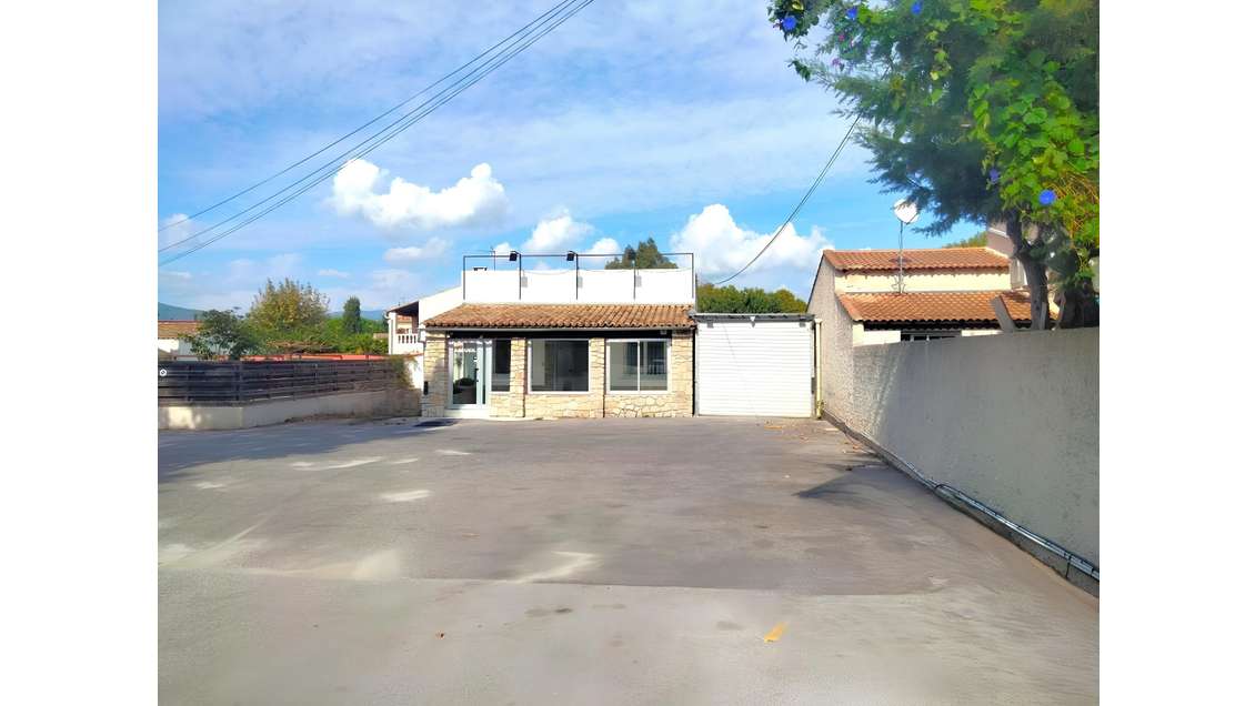 A louer local commercial 109m² au Pradet