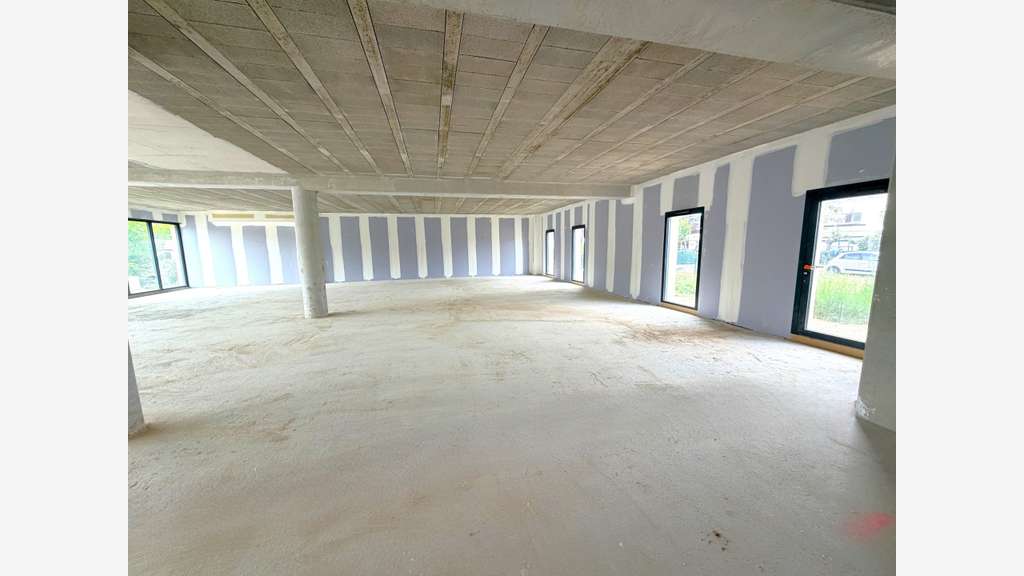 A louer local commercial neuf de 240m² au Pradet