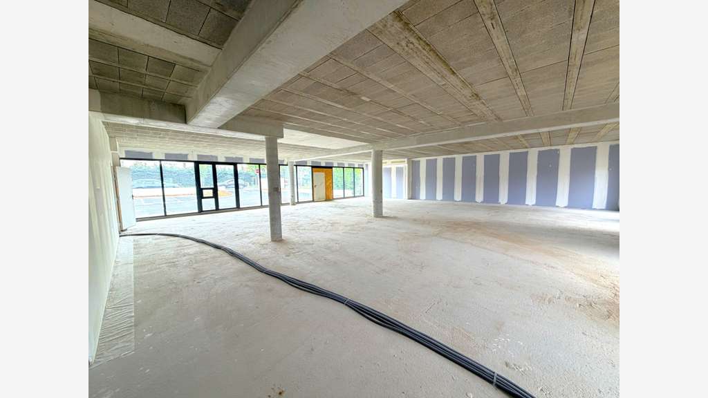 A louer local commercial neuf de 240m² au Pradet