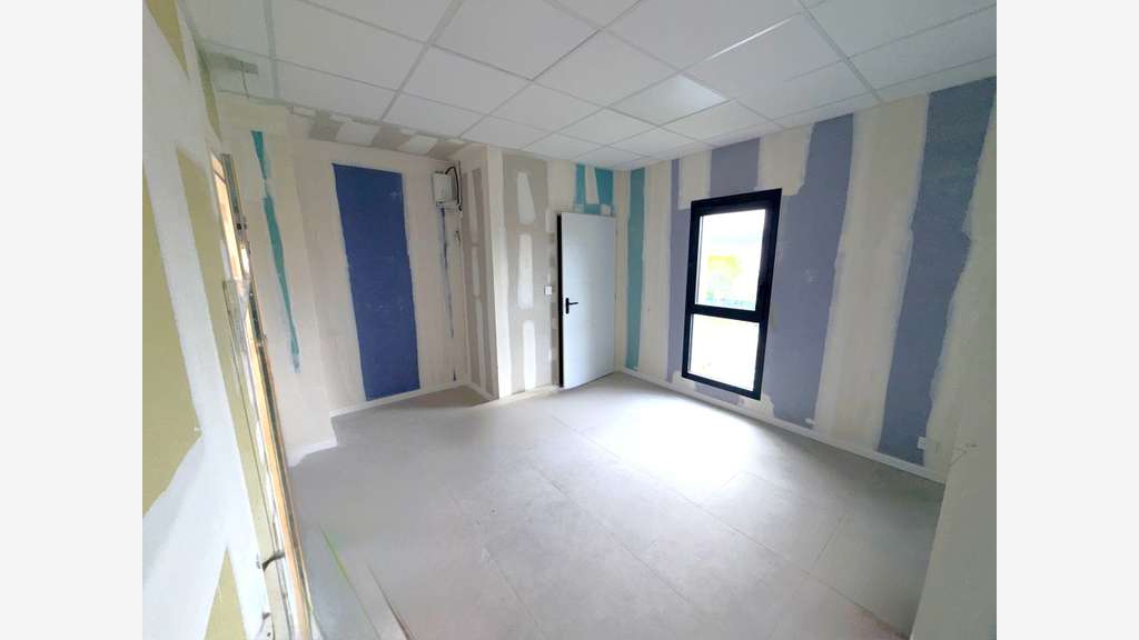 Loue bureaux neufs de 33m² au Pradet axe passant