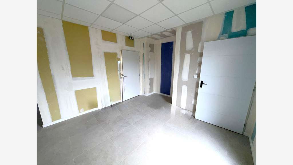 Loue bureaux neufs de 33m² au Pradet axe passant