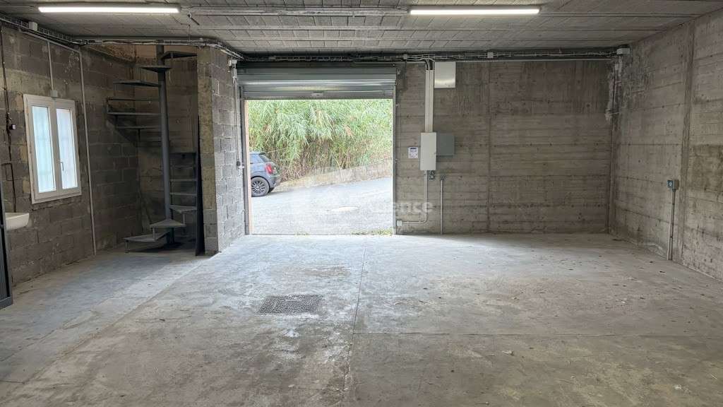 A louer local commercial de 170m² en RDC Le Rouret