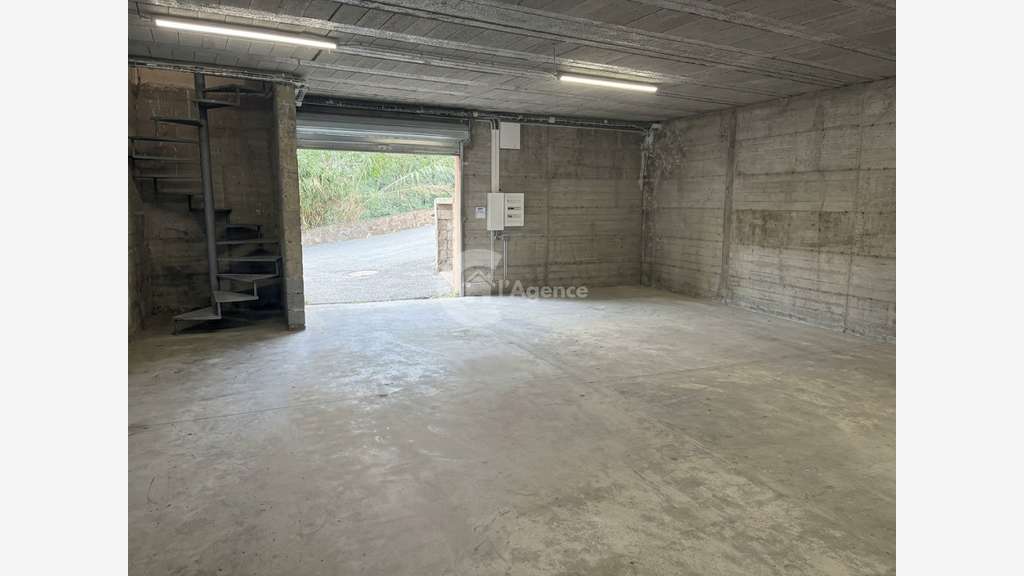 A louer local commercial de 170m² en RDC Le Rouret