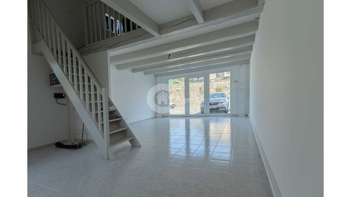 RARE Local commercial avec mezzanine et vitrine