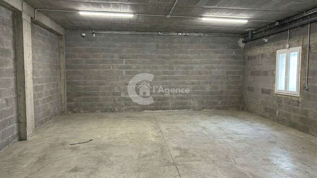 Loue local cial 120m² sur axe principal au Rouret