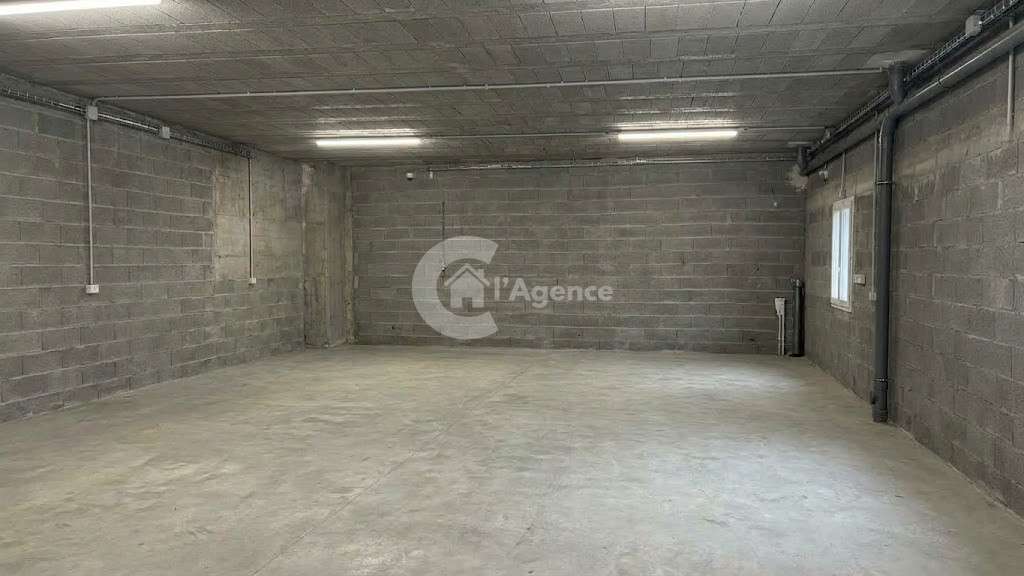Loue local cial 120m² sur axe principal au Rouret