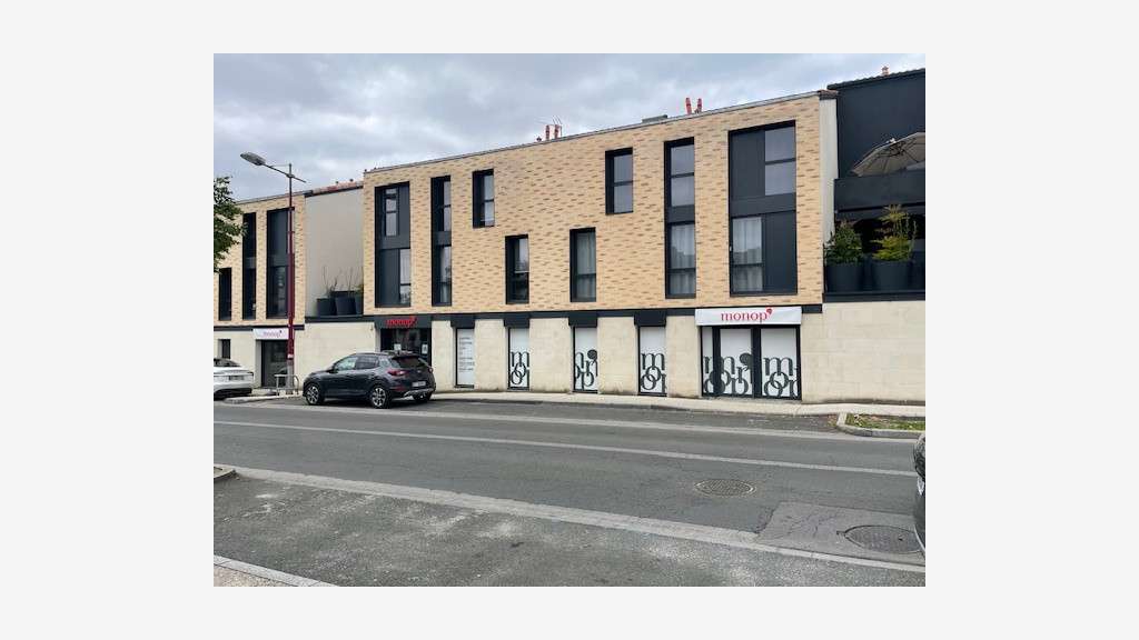 Local commercial 176m² idéalement situé au Taillan