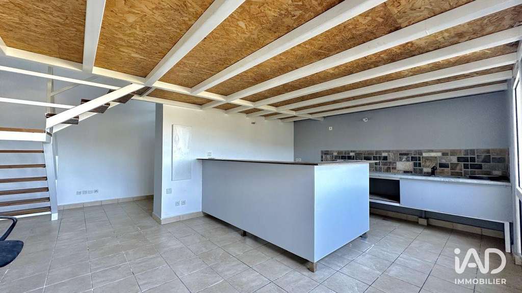 A louer ensemble profesionnel de 183m² Le Tampon