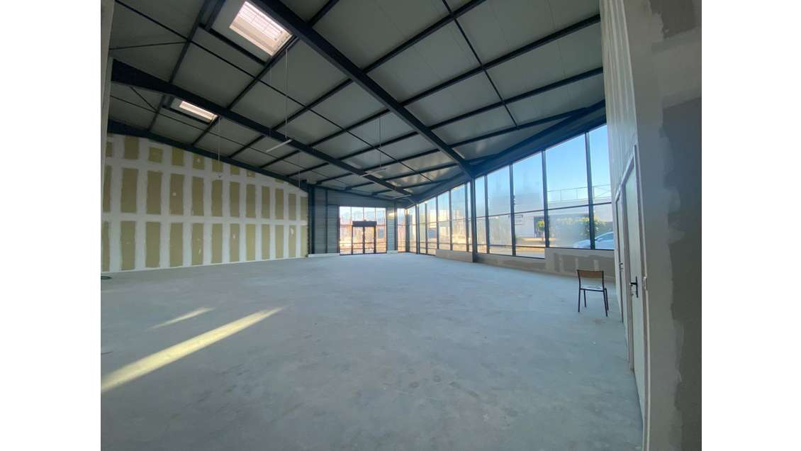 Exclusif  Grand local situé en zone commerciale !