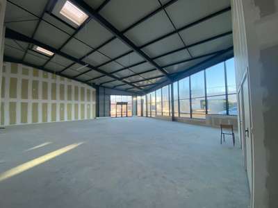 Exclusif  Grand local situé en zone commerciale !