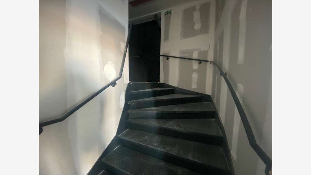 Exclusif  Grand local situé en zone commerciale !
