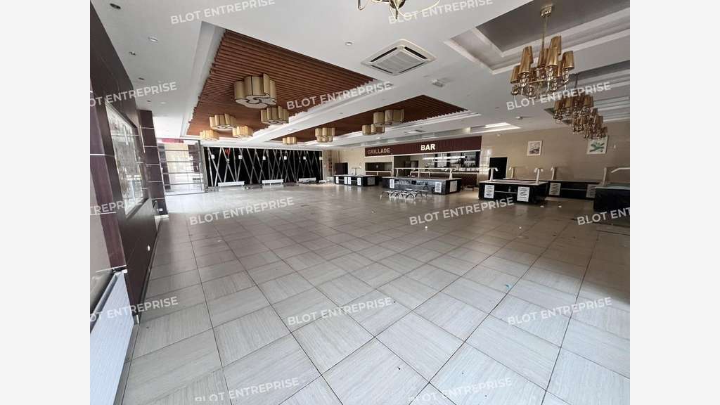 A louer local commercial 600m² en zc Lécousse (35)