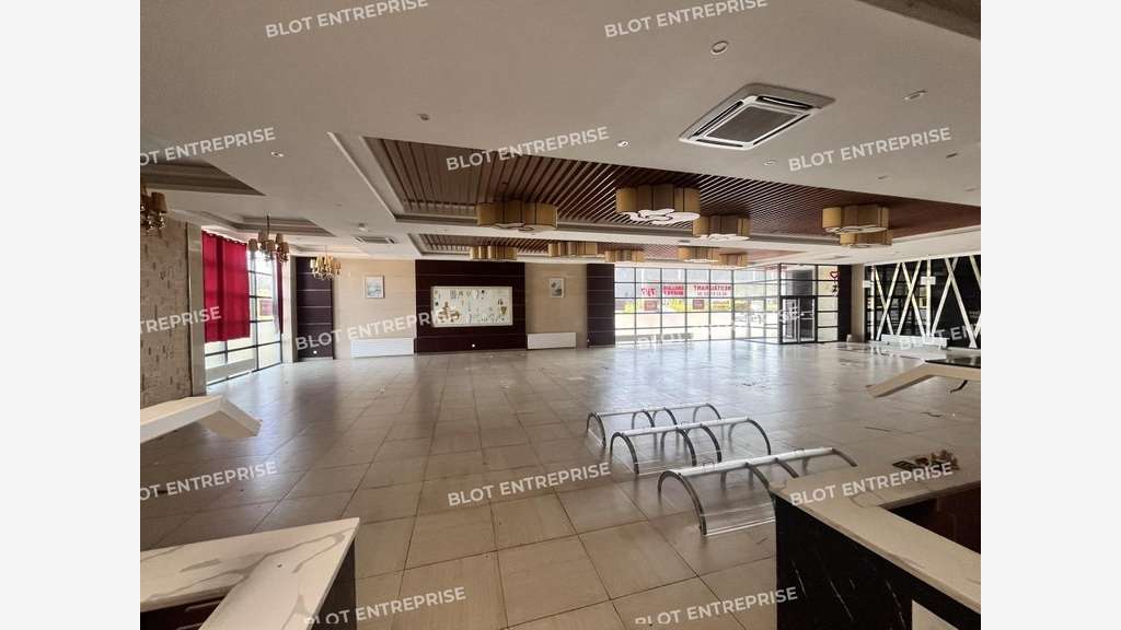 A louer local commercial 600m² en zc Lécousse (35)