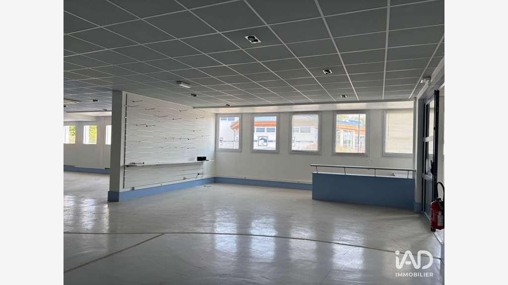 Local commercial à Les Essarts-le-Roi
